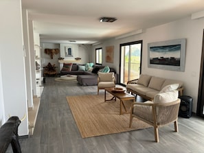 Televisor intel·ligent, taula de tennis de taula, llibres i estèreo