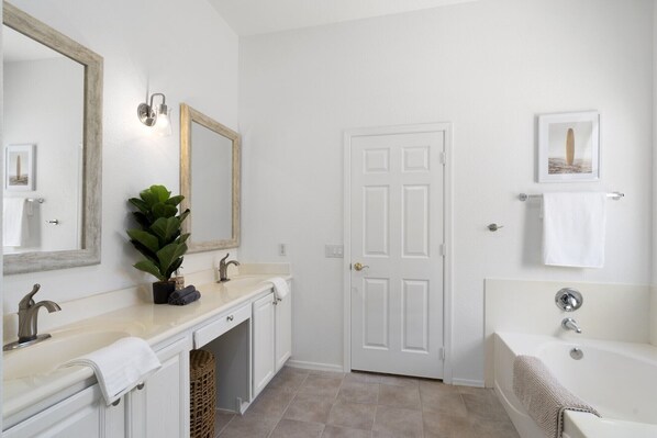 Master ensuite bathroom - Gorgeous Lakefront Paradise w/ Pool & Views (Chandler)