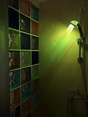 Chuveiro, produtos de toalete grátis, roupões de banho, toalhas de banho