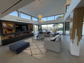 TV connectée, table de tennis de table, imprimantes