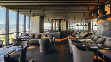 Déjeuner, dîner, souper et brunch servis sur place