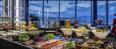 Petit déjeuner buffet servi tous les jours en supplément