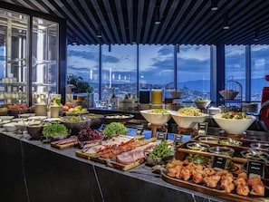 Petit déjeuner buffet servi tous les jours en supplément