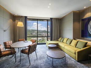 Suite | Sengetøy av topp kvalitet, memory foam-senger, minibar og safe på rommet