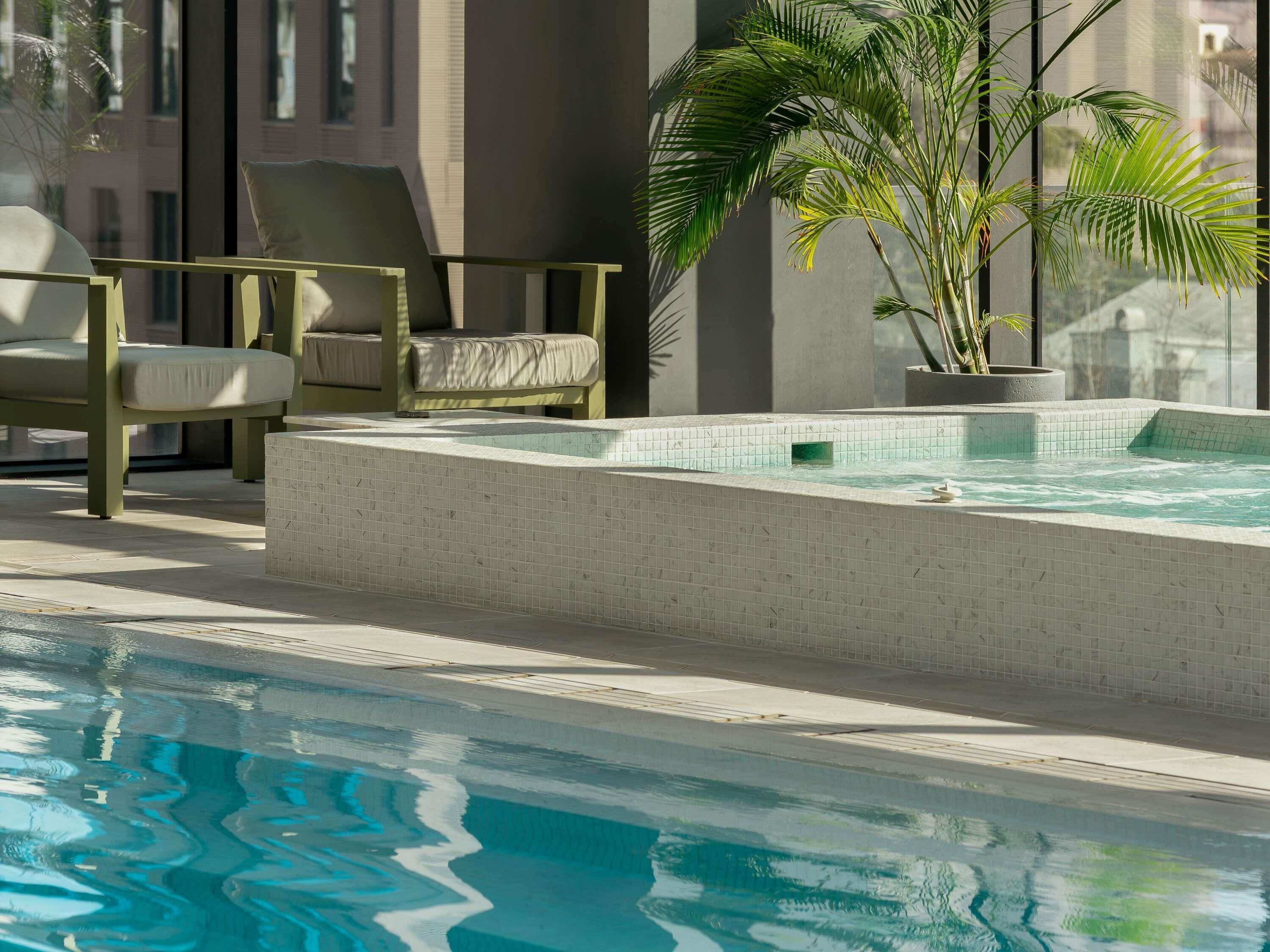 Innendørsbasseng, bassengparasoller og solsenger