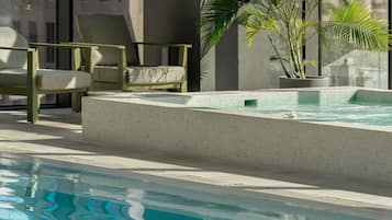 Innendørsbasseng, bassengparasoller og solsenger