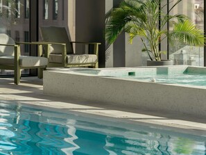 Hồ bơi trong nhà, dù/ô trên bãi biển/hồ bơi, ghế dài tắm nắng 