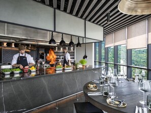 Aperto a colazione, pranzo e cena, cucina francese 