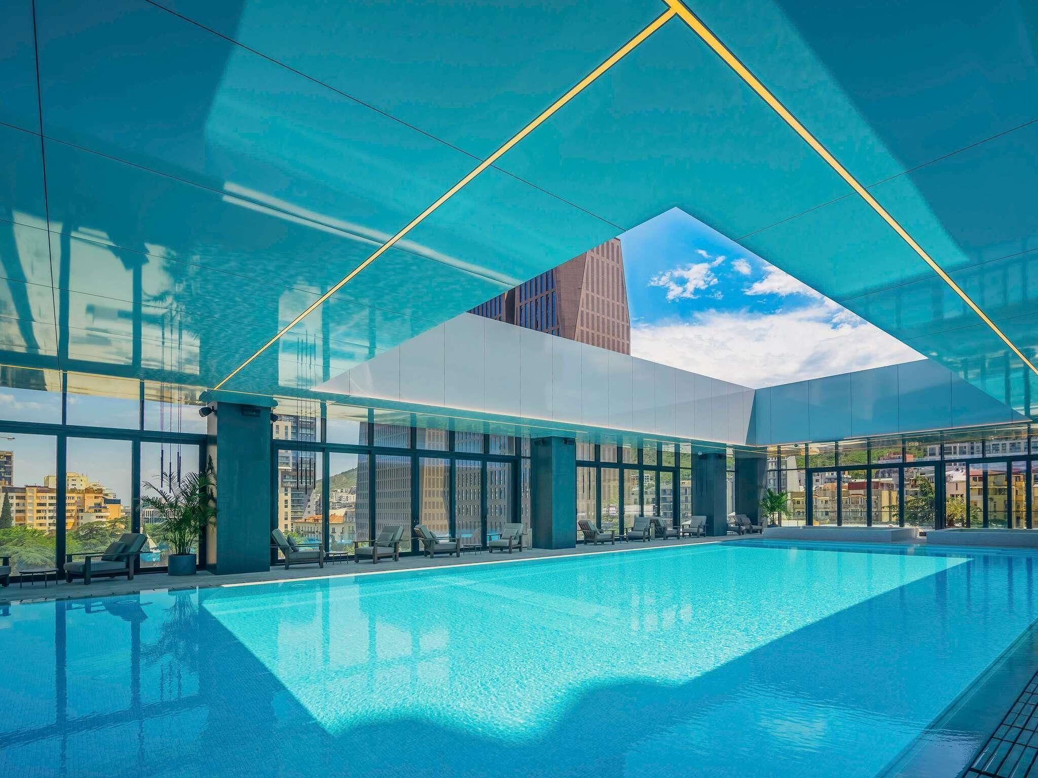 Piscine couverte, parasols de plage, chaises longues