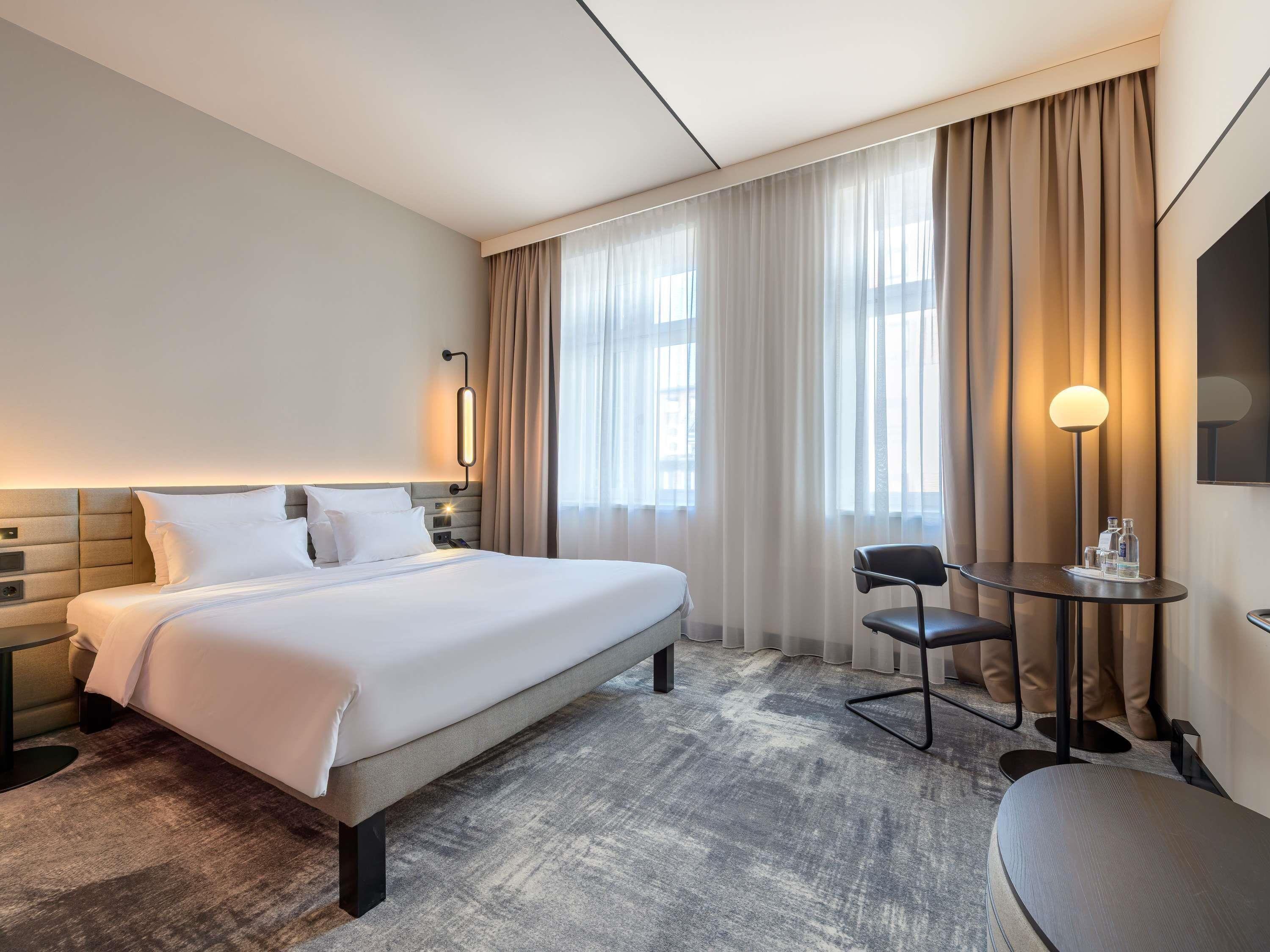 Rom – standard, 1 dobbeltseng | Allergitestet sengetøy, minibar og safe på rommet