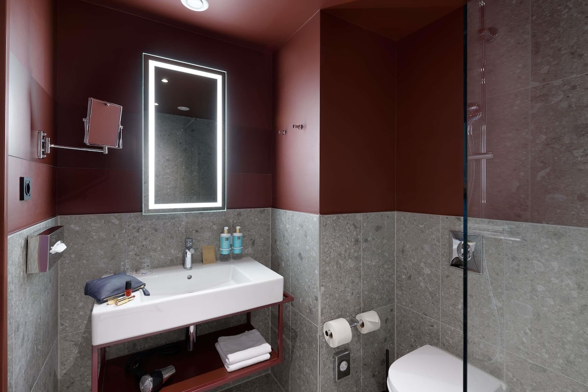 Hypo-allergenic bedding, minibar, in-room safe, laptop workspace