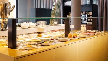 Tägliches Frühstücksbuffet (22 EUR pro Person)