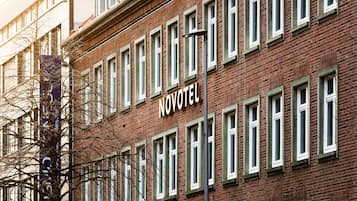 Un edificio de ladrillo con el nombre NOVOTEL bien visible.