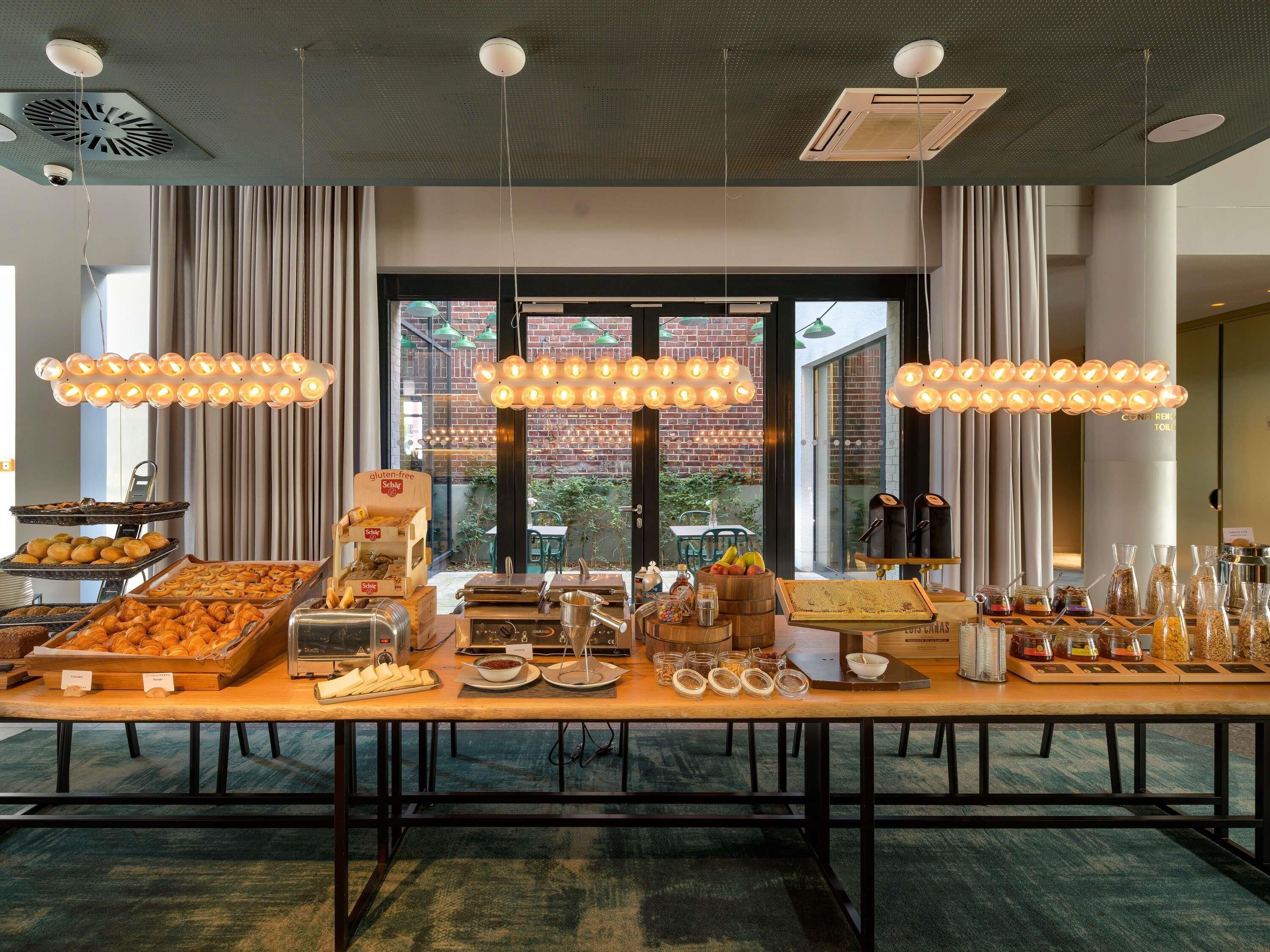 Desayuno buffet diario (EUR 22 por persona)