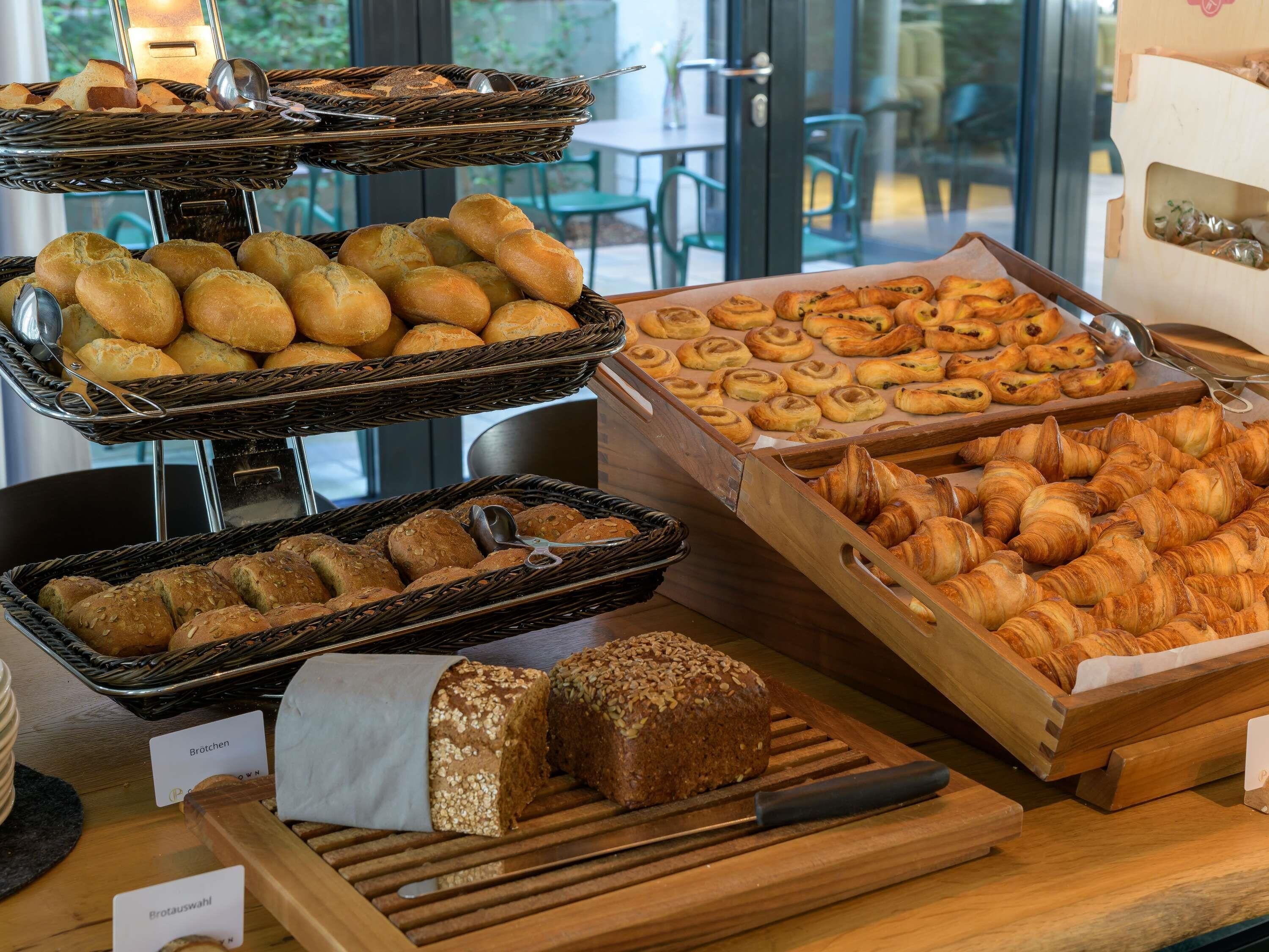 Mostrador de panadería con diversos panes y pasteles.