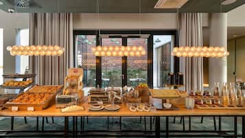 Tägliches Frühstücksbuffet gegen Gebühr