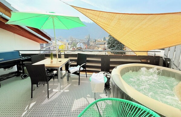 Outdoor dining - Skyview | Whirlpool-Sauna-Billiard-Airhockey-Beamer-WeberBBQ (Bad Ems)