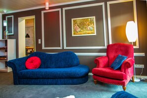 Een smart-tv, een open haard, videogames en boeken