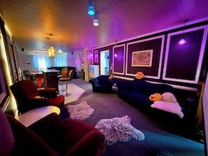 Interior - Skyview | Whirlpool-Sauna-Billiard-Airhockey-Beamer-WeberBBQ (Bad Ems)
