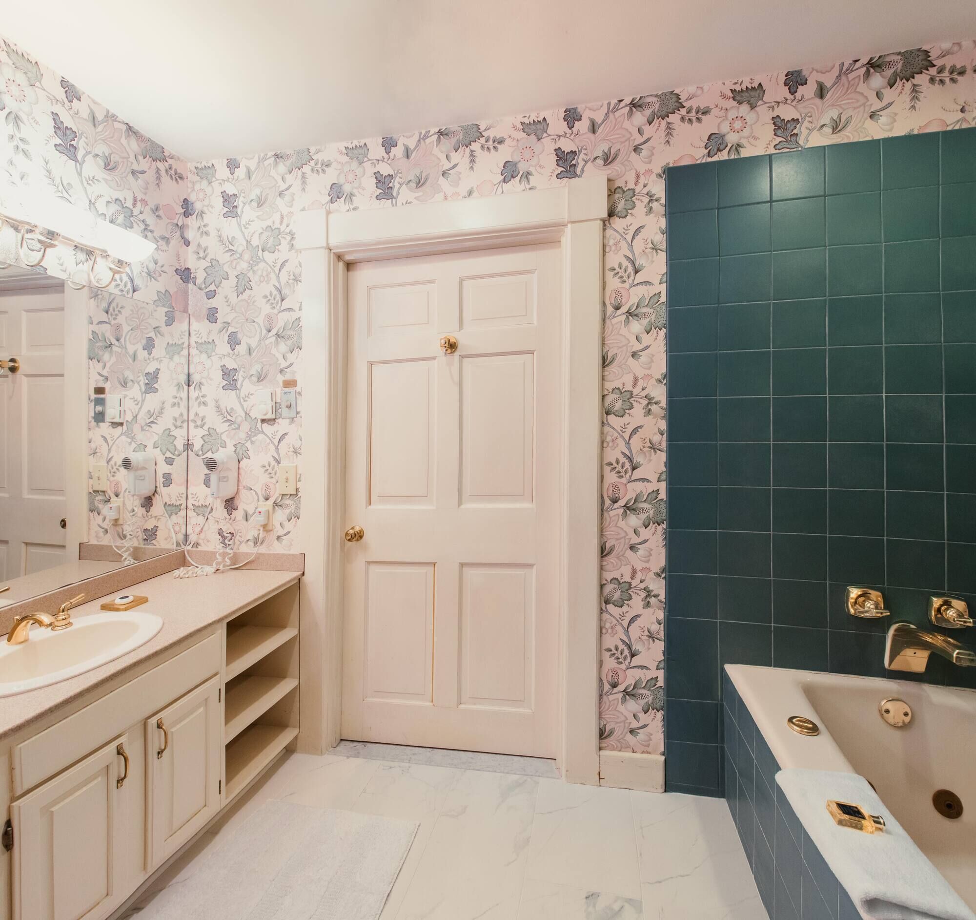 Baignoire, baignoire à jets, sèche-cheveux, serviettes fournies