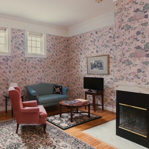 Smart TV - Victorian Mansion Jim-Dandy Suite (Bennington)