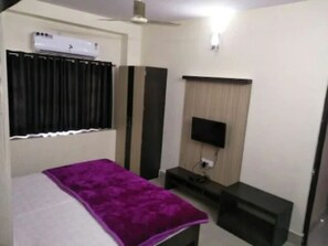 Desk, free WiFi, bed sheets