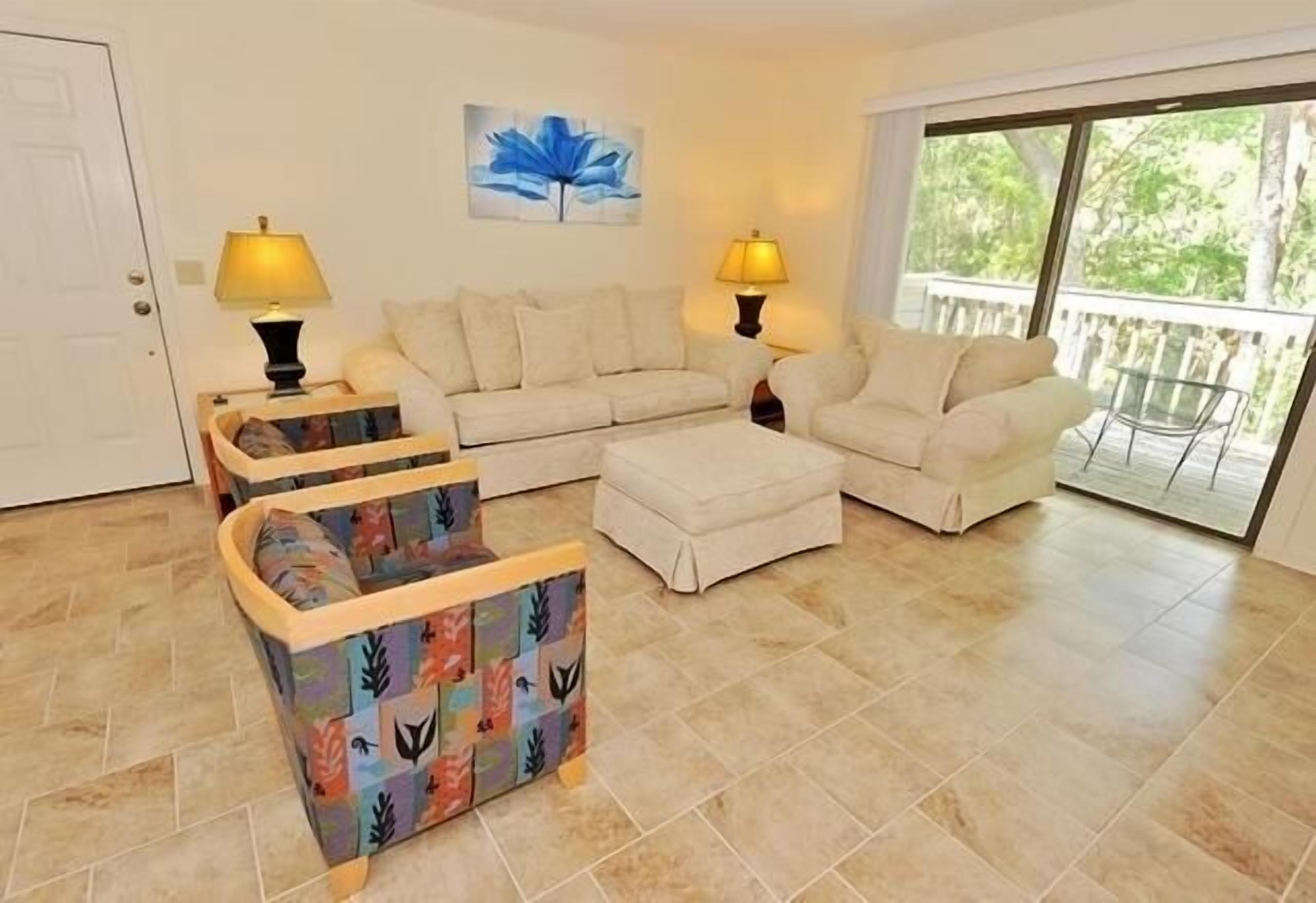 Updated 2-Bdrm Villa w/ balcony in the heart of Harbour Town