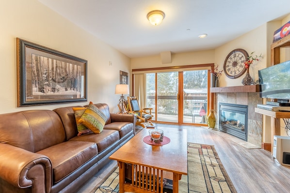 Smart TV, fireplace, stereo