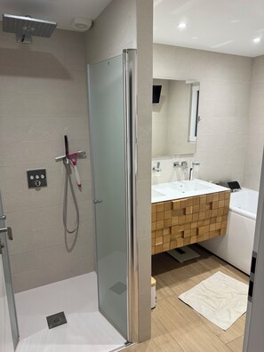 Combined shower/bathtub, jetted bath, hair dryer, towels - Villa with pool and sea view (Cavalaire sur mer)