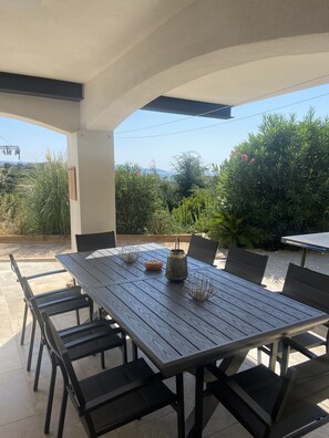 Outdoor dining - Villa with pool and sea view (Cavalaire sur mer)