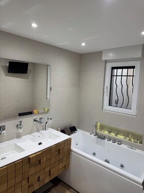 Combined shower/tub, jetted tub, hair dryer, towels - Villa with pool and sea view (Cavalaire sur mer)