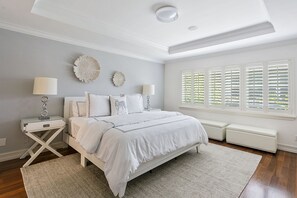 3 bedrooms, desk, iron/ironing board, travel cot - Waterfront retreat with heated pool, firepits, & boat access. C (Pompano Beach)