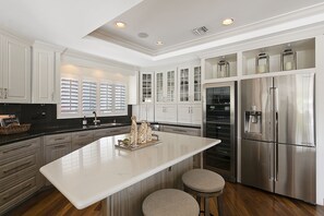 Fridge, microwave, oven, stovetop - Waterfront retreat with heated pool, firepits, & boat access. C (Pompano Beach)