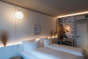 Quarto casal conforto | Roupas de cama premium, frigobar, cofres nos quartos, escrivaninha