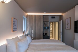 Family Quadruple Room | Premium bedding, minibar, in-room safe, desk - Hafenhotel zu Putbus (Putbus)