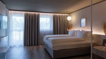 Superior tweepersoonskamer | Luxe beddengoed, een minibar, een kluis op de kamer, een bureau