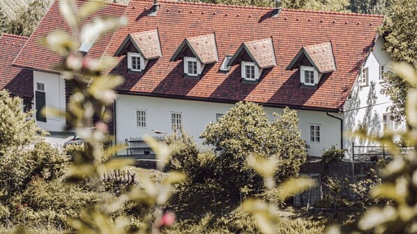 Ein traditionelles Haus mit rotem Ziegeldach und mehreren Dachgauben.