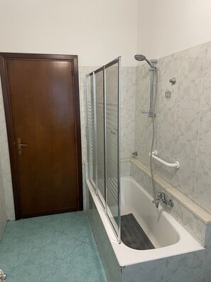 Duschwanne, Haartrockner, Bidet, Handtücher