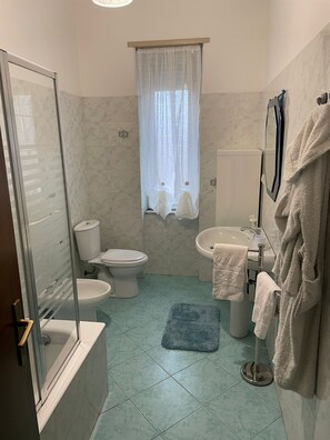 Duschwanne, Haartrockner, Bidet, Handtücher