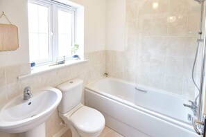 Badekar, hårføner, håndklær og sjampo