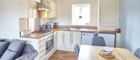 Jääkaappi, mikroaaltouuni, uuni, liesi