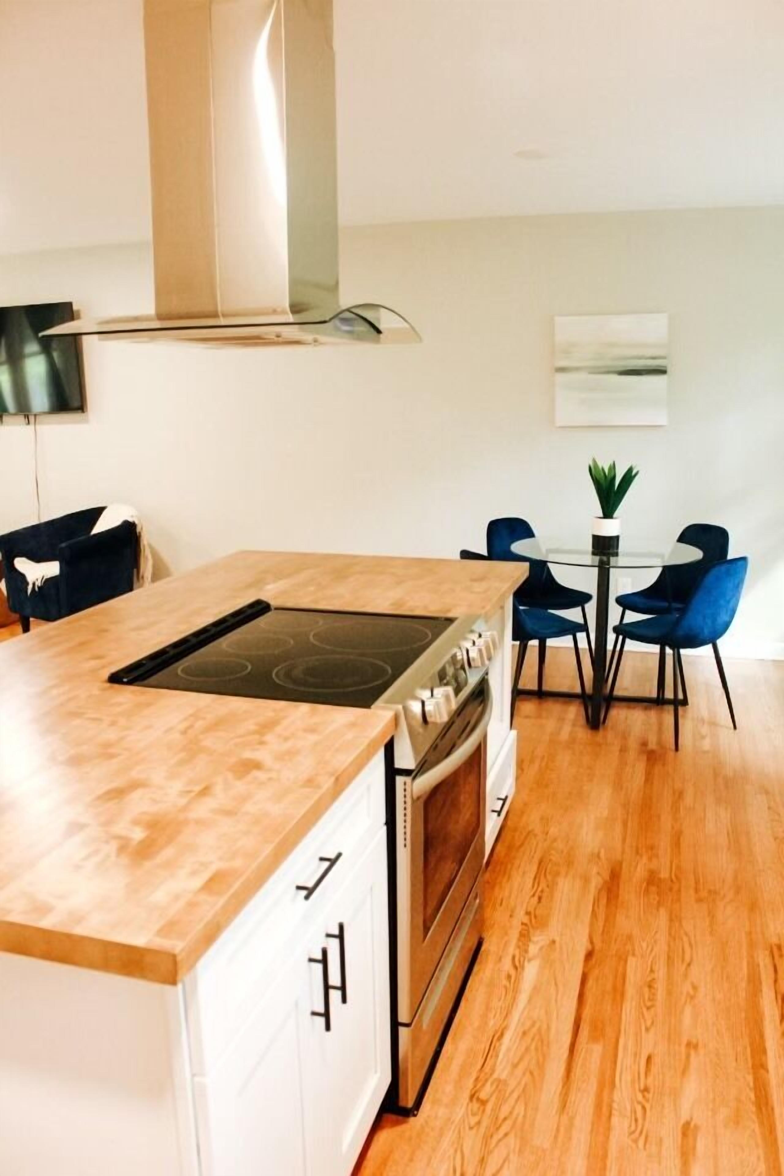 Designer Oasis 5 minutes to Bay St &12 min to Parris Island with Game room!