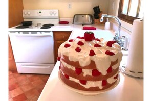 Coffee/tea maker, fridge, microwave, oven - 1 Mile to New River Gorge Bridge and National Park at Canyon Rim, with a Hot Tub (Lansing)