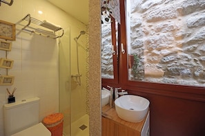 Shower, hair dryer, towels - FLH Porto Ribeira Typical Studio (Oporto)