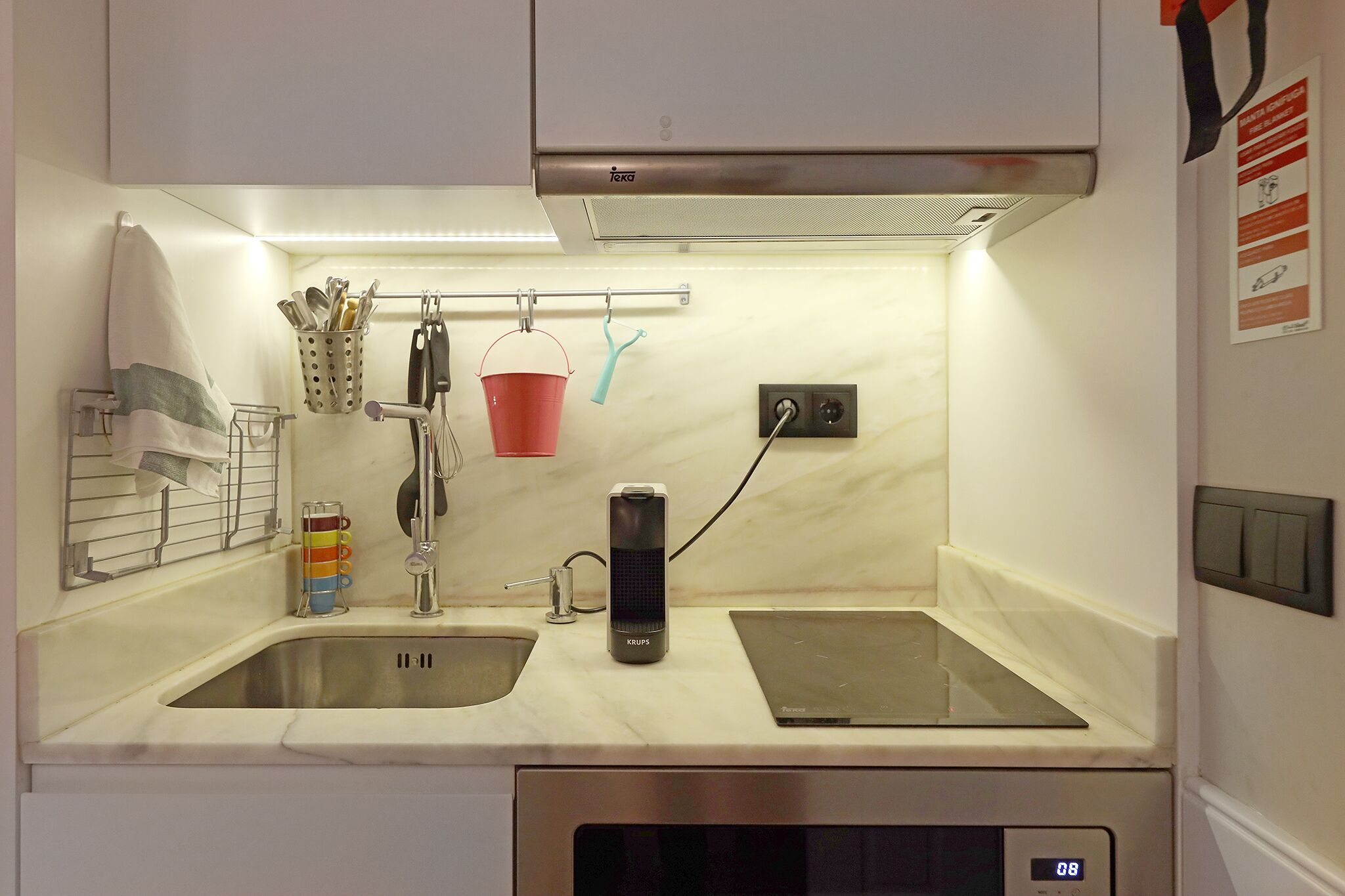 Réfrigérateur, micro-ondes, cafetière/bouilloire, bouilloire électrique