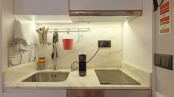 Refrigerador, microondas, cafetera y tetera y tetera eléctrica