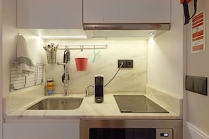 Refrigerador, microondas, cafetera y tetera y tetera eléctrica