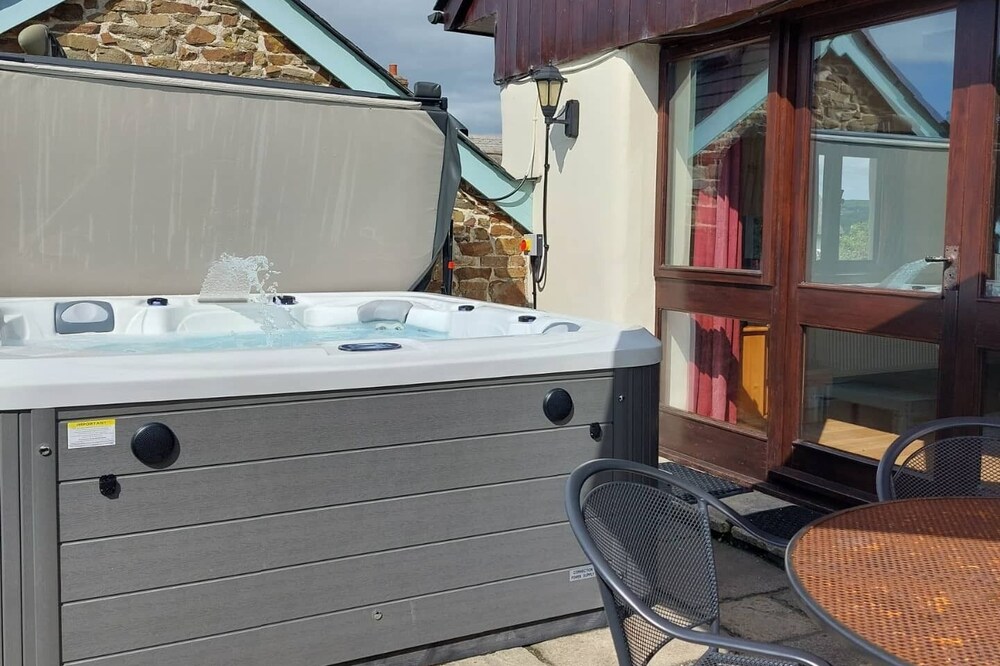 Converted barn with hot tub in north devon
