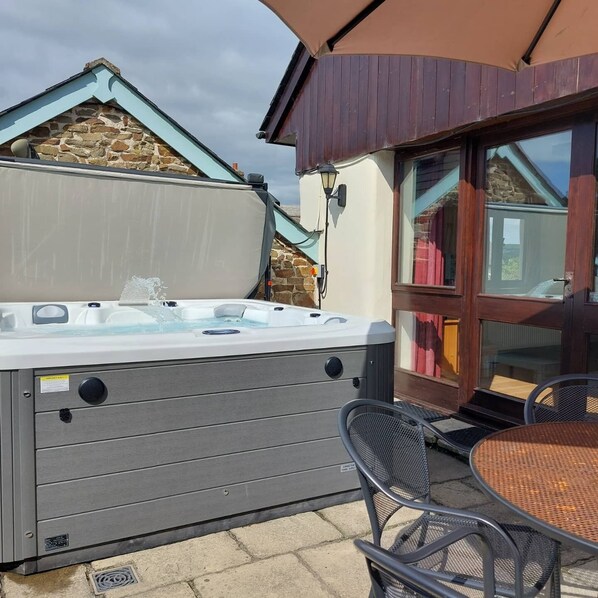 Terrace/patio - Converted barn with hot tub in north devon (Barnstaple)