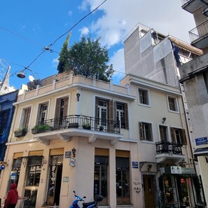 Premium bedding, laptop workspace, blackout curtains, soundproofing - Athensvintage (Athens)